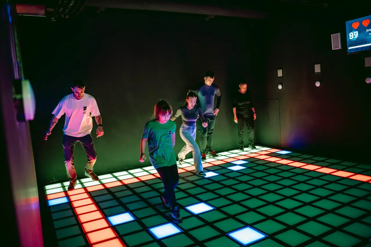 Grup mixt deplasându-se pe podeaua LED interactivă